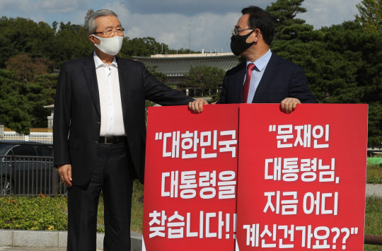 김종인(왼쪽) 국민의힘 비대위원장이 27일 청와대 분수대 앞에서 북한의 해수부 공무원 피격 사망사건 진상조사 요구 1인 시위에 나선 주호영 원내대표를 만나고 있다.   연합뉴스